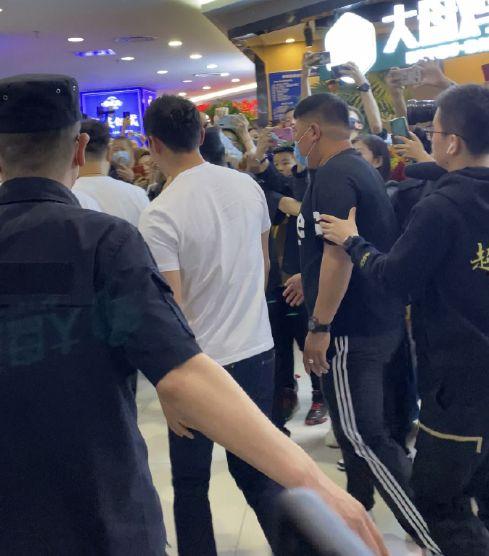 大黑牛最新爆料,揭秘娱乐圈不为人知的幕后真相 第2张 大黑牛最新爆料,揭秘娱乐圈不为人知的幕后真相 第2张