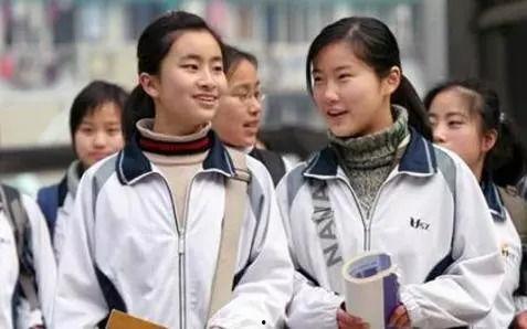 东莞校服爆料视频曝光,揭秘校园时尚新潮流 第3张 东莞校服爆料视频曝光,揭秘校园时尚新潮流 第3张