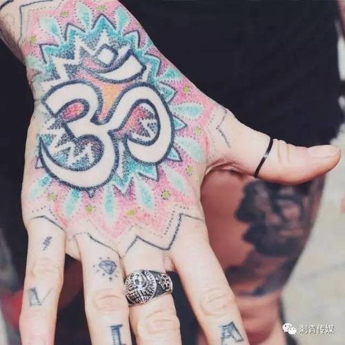 手背上纹身的男网红吃瓜,揭秘娱乐圈幕后真相 第3张 手背上纹身的男网红吃瓜,揭秘娱乐圈幕后真相 第3张