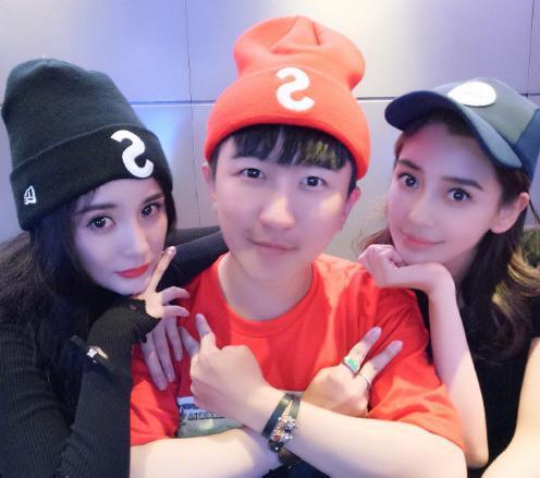 娱乐圈吃瓜背景图,揭秘幕后真相,吃瓜群众围观大戏 第2张 娱乐圈吃瓜背景图,揭秘幕后真相,吃瓜群众围观大戏 第2张